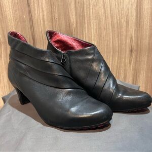 TSUBO Ladies Black Leather Ankle Boots Size 8